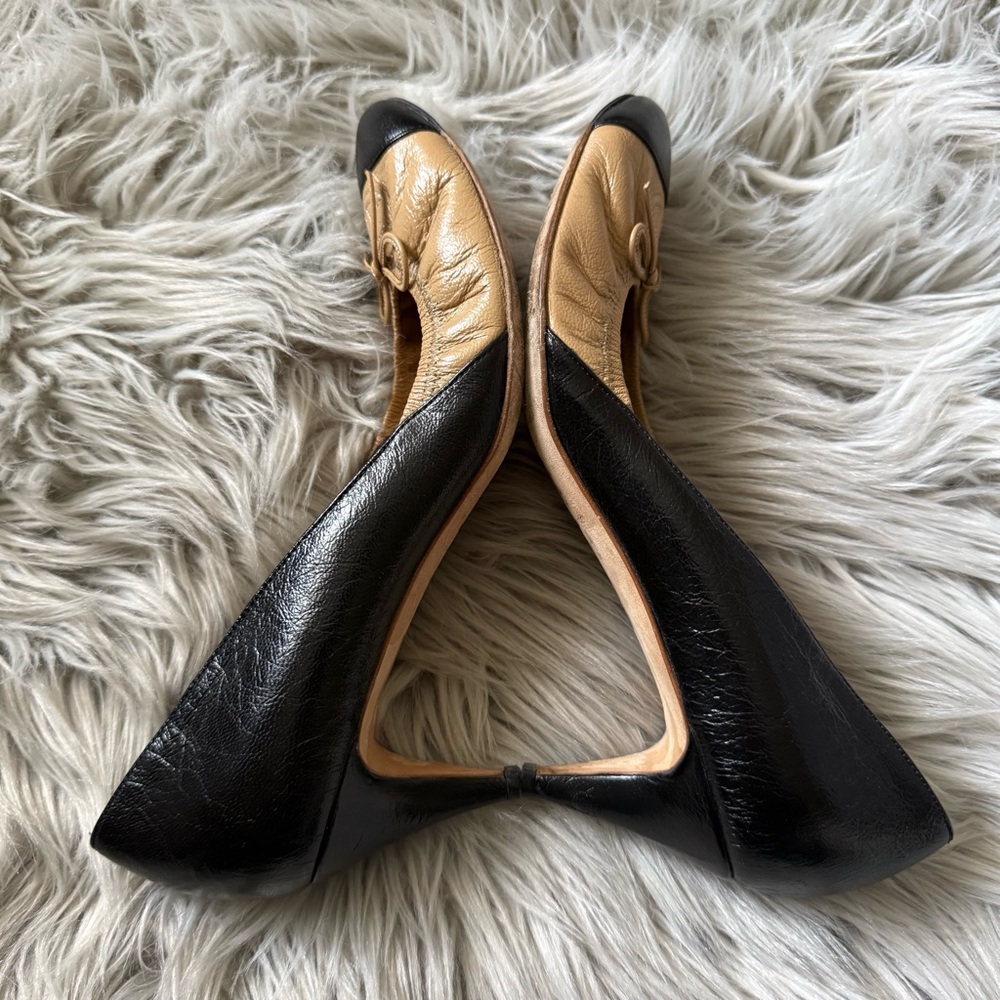 CHANEL Classic Two-Tone Leather CC Bow Cap Toe Scrunch Pumps Beige Black EU 38.5 - Picture 6 of 13